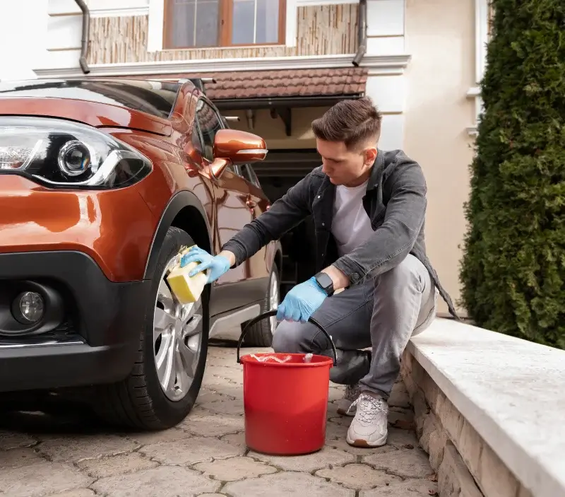 Lavage auto à domicile Viviers-lès-Montagnes : professionnel intervenant sur un véhicule